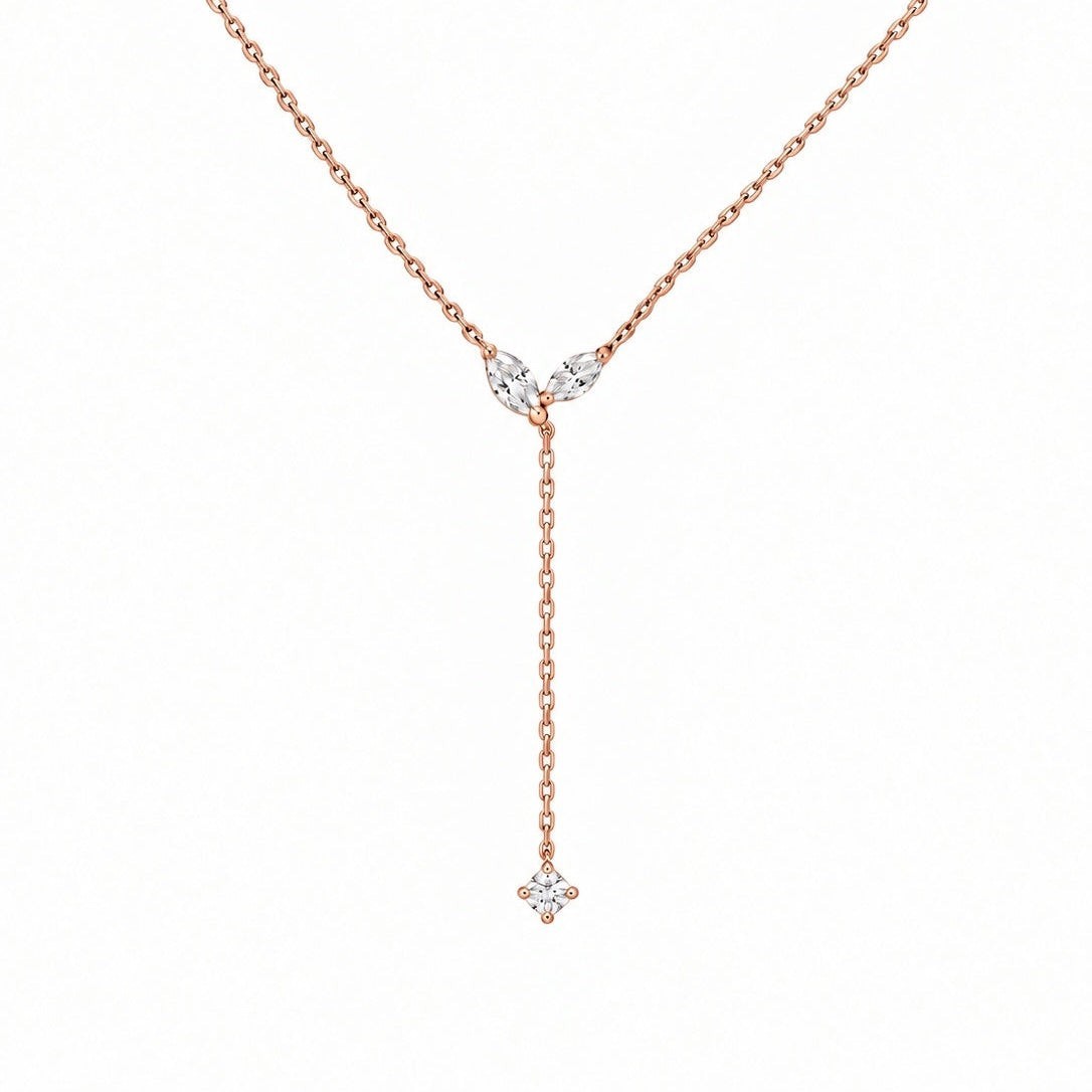 Triple Jewelry 馬眼形葉片實驗室培育鑽石 Y 字型套索項鍊,採用玫瑰金鍊條與精緻圓形鑽石墜飾。