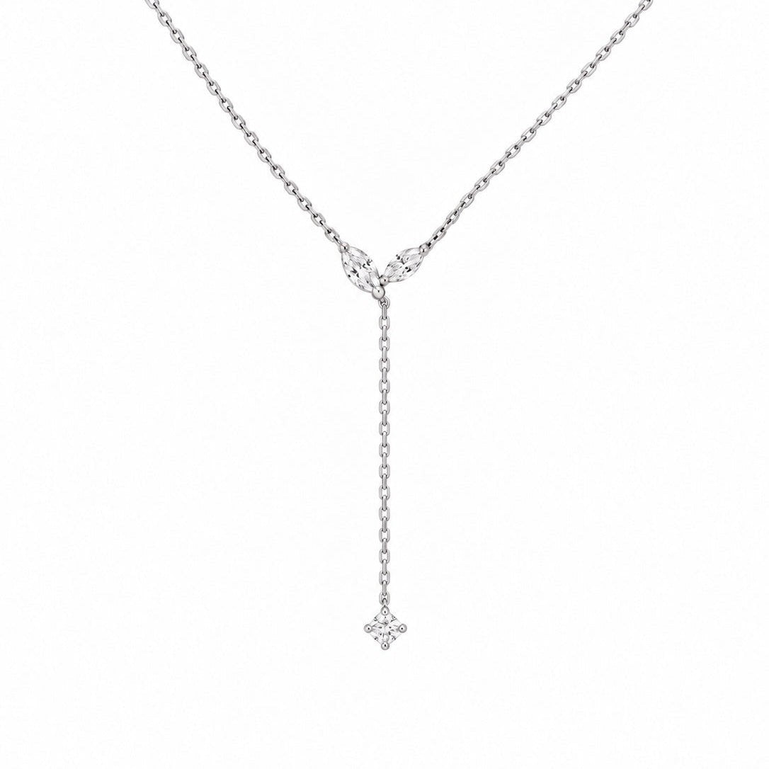 Triple Jewelry 葉片造型實驗室培育鑽石 Y 字項鍊，採用馬眼形切割鑽石與精緻金屬鍊條設計。