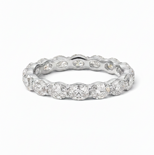 Triple Jewelry 橢圓形切割實驗室培育鑽石全永恆戒指，採用共享爪鑲設計，展現極致閃耀與精緻工藝。