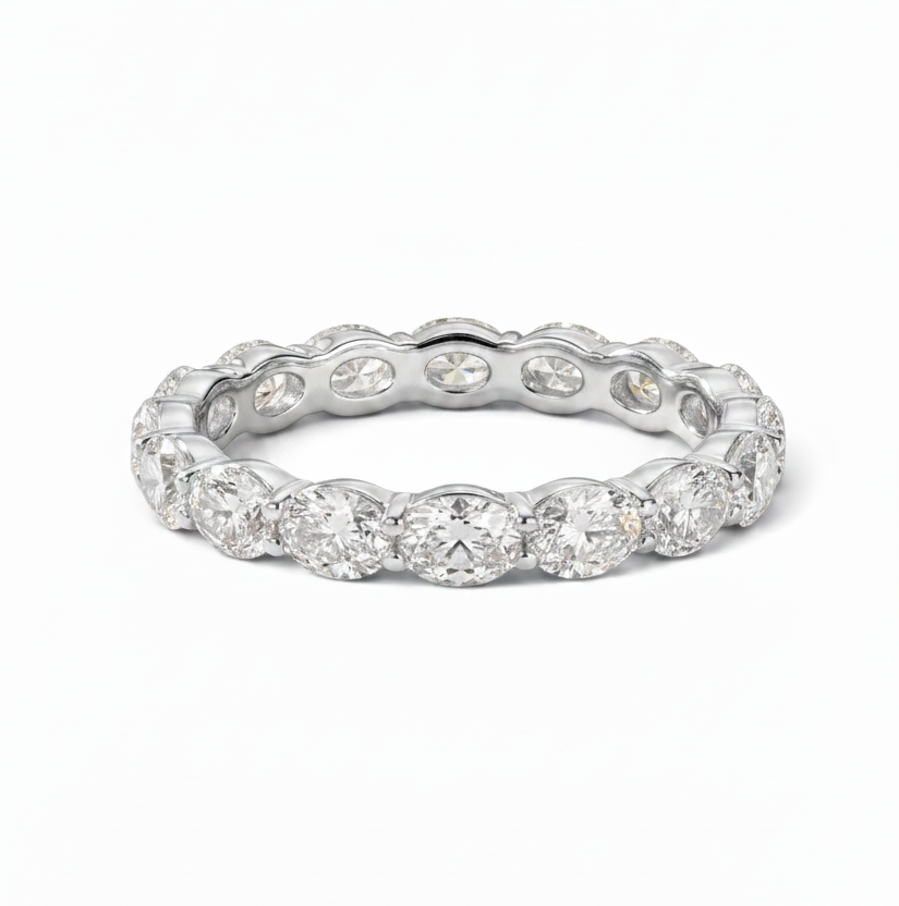 Triple Jewelry 橢圓形切割實驗室培育鑽石全永恆戒指，採用共享爪鑲設計，展現極致閃耀與精緻工藝。
