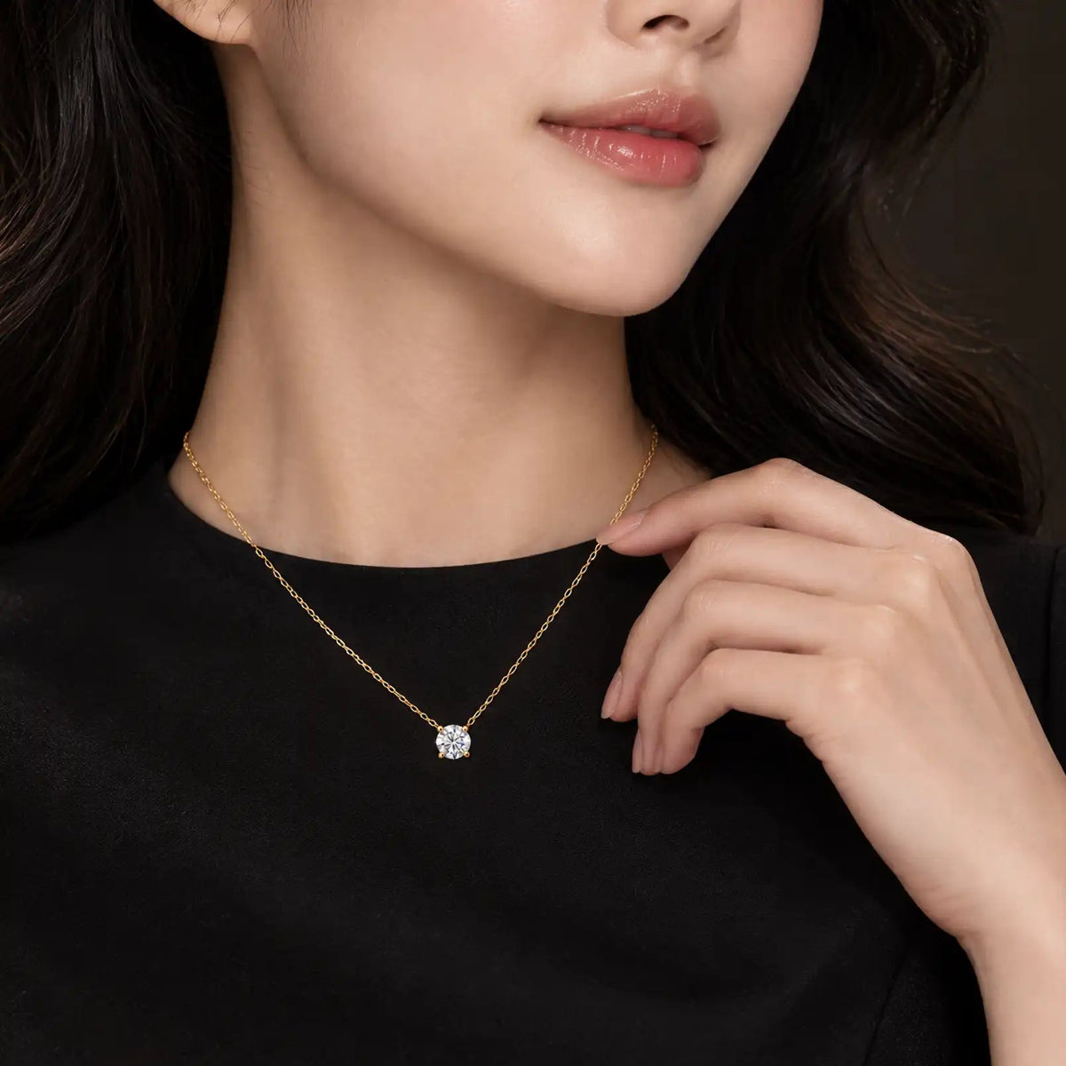 Triple Jewelry 經典圓形實驗室培育鑽石四爪鑲嵌項鍊，配戴於模特兒頸部，展現簡約優雅風格。