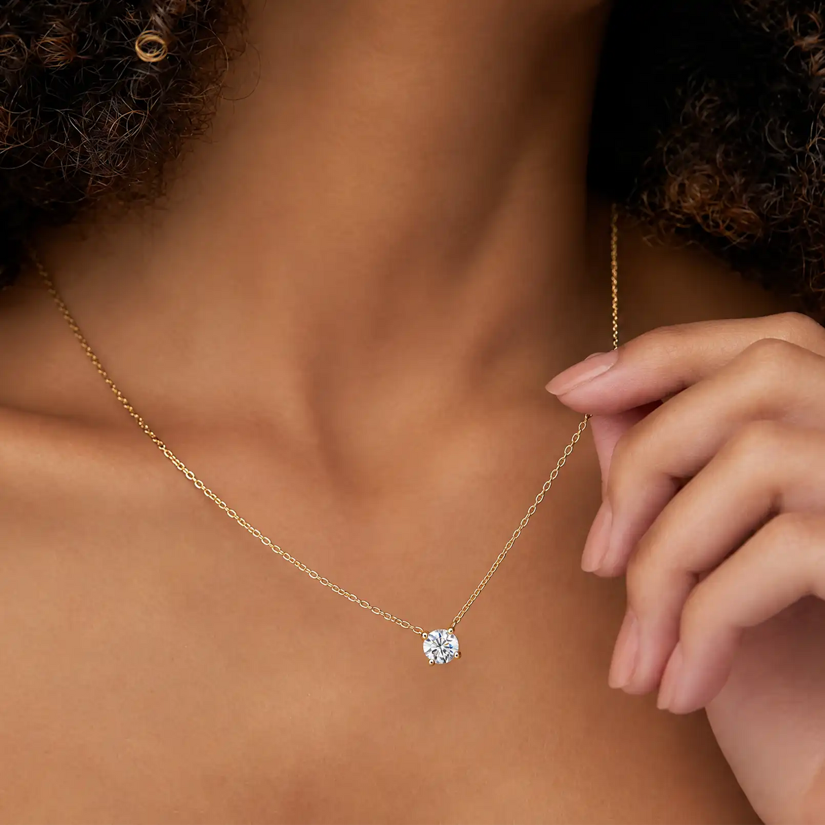 Triple Jewelry 經典四爪圓形實驗室培育鑽石項鍊，佩戴在模特兒頸部，展現簡約奢華風格。